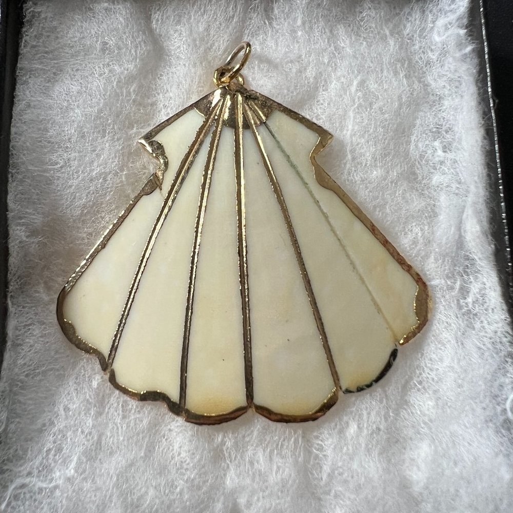 Vintage Gold Tone Seashell Pendant Charm Light Weight